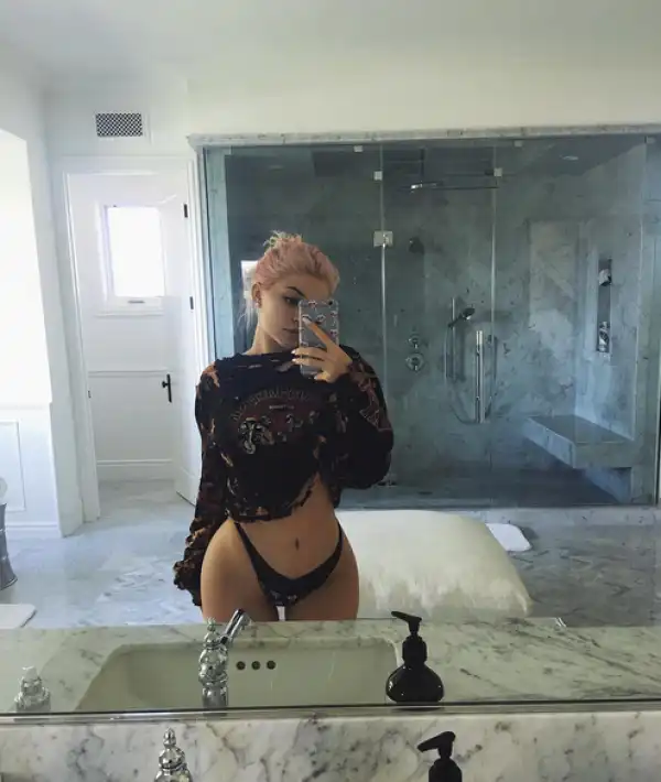 Kylie Jenner flaunts curve in sexy bathroom pic